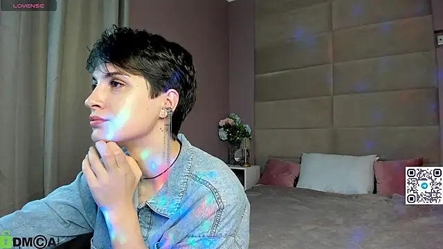 Snapshot of Adeline_Perle chatting on October 17, 1:53 am Adeline Perle online show from October 17, 1:53 am