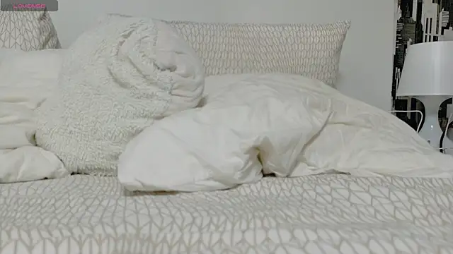 Snapshot of emmabee_ chatting on September 8, 7:13 pm emmabee online show from September 8, 7:13 pm
