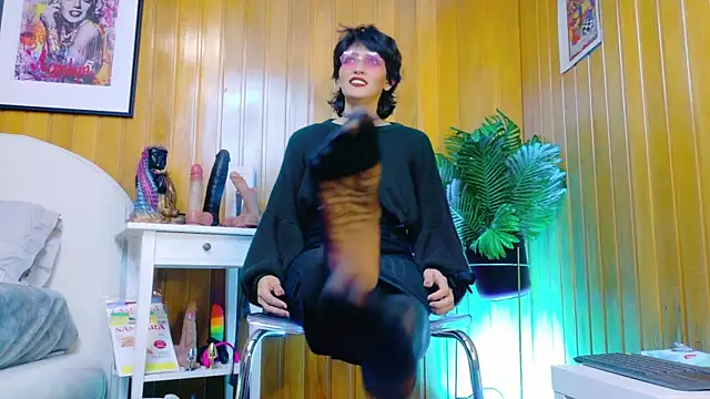 Zafiro Gem  online show from November 18, 7:59 pm