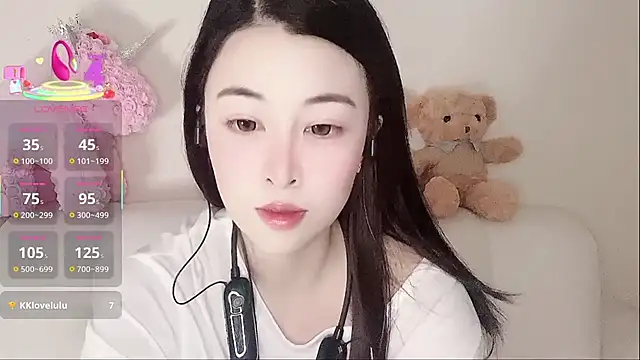 Snapshot of LuLu-Moon chatting on October 2, 8:19 am LuLu-Moon online show from October 2, 8:19 am