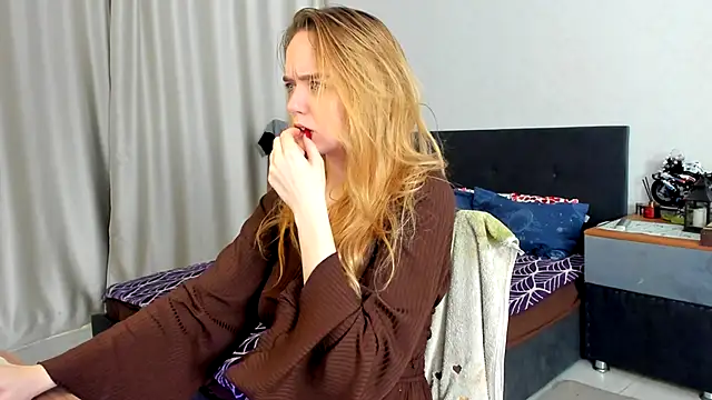 JanetShy online show from September 15, 7:05 am