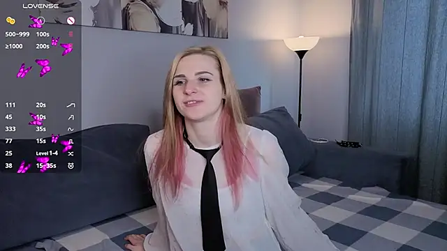 Snapshot of HelenMartines chatting on October 16, 10:18 am HelenMartines online show from October 16, 10:18 am