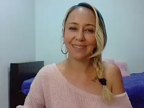 Snapshot of leah_susman chatting on September 24, 2:10 am leah susman online show from September 24, 2:10 am