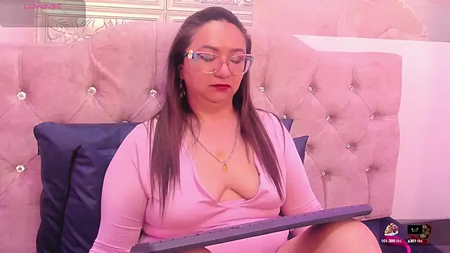 Snapshot of leyla_smithh chatting on September 25, 12:37 pm leyla smithh online show from September 25, 12:37 pm