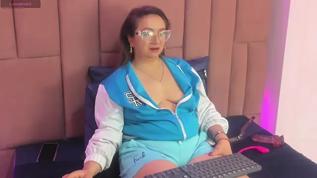 Snapshot of leyla_smithh chatting on September 18, 12:26 pm leyla smithh online show from September 18, 12:26 pm