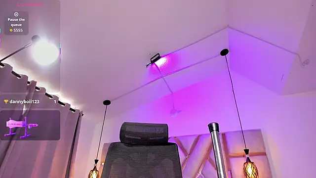 emily roousee online show from December 4, 8:09 pm