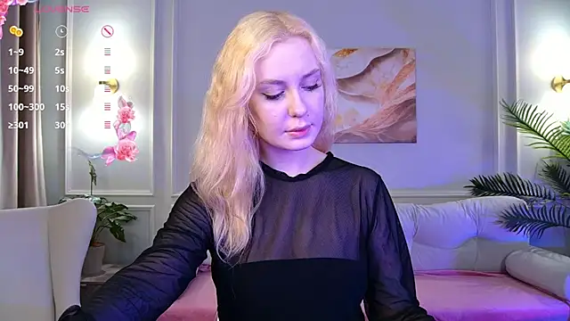Snapshot of DaisyQuin chatting on October 5, 9:36 am DaisyQuin online show from October 5, 9:36 am
