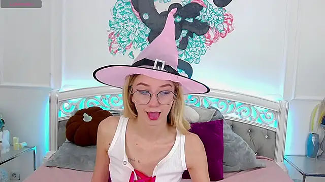 MaeLili online show from October 15, 6:05 am