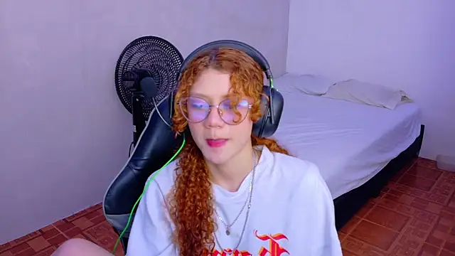 Snapshot of Birdie_0 chatting on September 10, 1:44 pm Birdie 0 online show from September 10, 1:44 pm