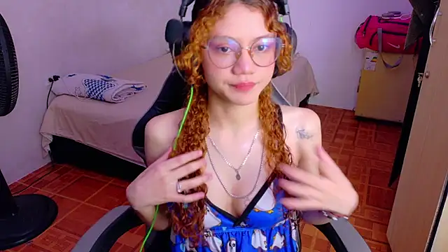 Snapshot of Birdie_0 chatting on October 4, 12:44 pm Birdie 0 online show from October 4, 12:44 pm