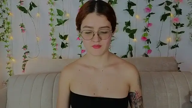 Snapshot of MiaWinxxx chatting on October 9, 8:24 pm MiaWinxxx online show from October 9, 8:24 pm