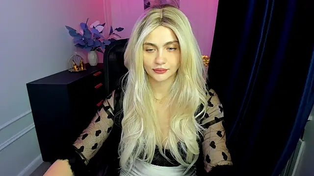 Snapshot of LeslieMineg chatting on September 25, 7:45 pm LeslieMineg online show from September 25, 7:45 pm