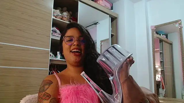 Snapshot of SecretBrunette chatting on October 3, 7:13 am SecretBrunette online show from October 3, 7:13 am