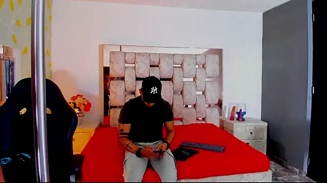Snapshot of AngelAndChris chatting on September 13, 12:35 pm AngelAndChris online show from September 13, 12:35 pm