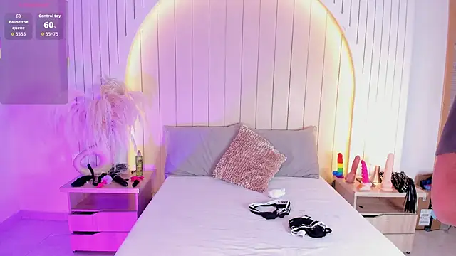 ALICESANDOVAL online show from March 29, 11:31 am