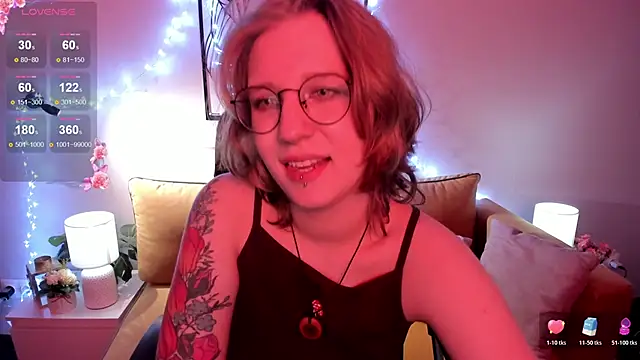 Snapshot of Hailey_Foxy chatting on October 18, 9:23 am Hailey Foxy online show from October 18, 9:23 am