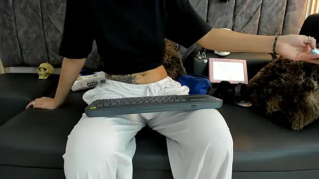 Snapshot of Rowan_Mills chatting on September 17, 9:35 pm Rowan Mills online show from September 17, 9:35 pm