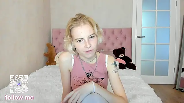 Snapshot of Pink_Lila18 chatting on October 3, 8:30 am Pink Lila18 online show from October 3, 8:30 am