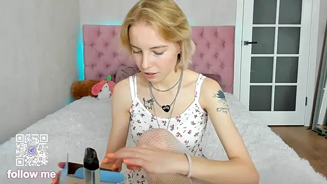 Snapshot of Pink_Lila18 chatting on October 14, 9:23 am Pink Lila18 online show from October 14, 9:23 am