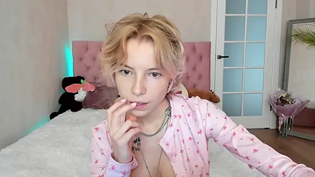 Snapshot of Pink_Lila18 chatting on September 16, 10:01 am Pink Lila18 online show from September 16, 10:01 am