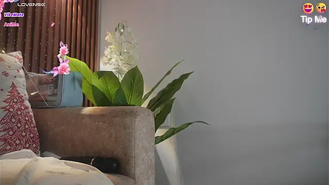 Roxybeautyy online show from December 3, 9:55 am