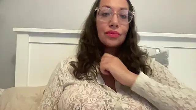 RosaFreya online show from May 27, 2:58 pm