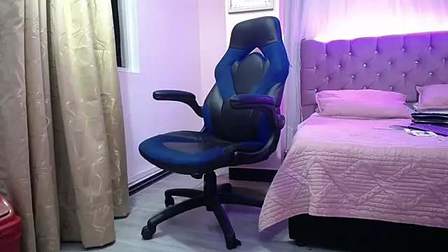 Snapshot of Emma_Carteer chatting on October 2, 4:39 am Emma Carteer online show from October 2, 4:39 am