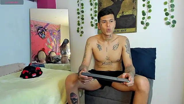Snapshot of rosse_dredd chatting on October 20, 12:35 am rosse dredd online show from October 20, 12:35 am