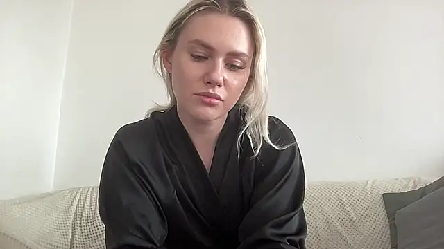 Snapshot of ElaraLuxxxe chatting on October 14, 10:07 am ElaraLuxxxe online show from October 14, 10:07 am