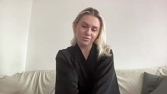 Snapshot of ElaraLuxxxe chatting on October 8, 10:30 am ElaraLuxxxe online show from October 8, 10:30 am