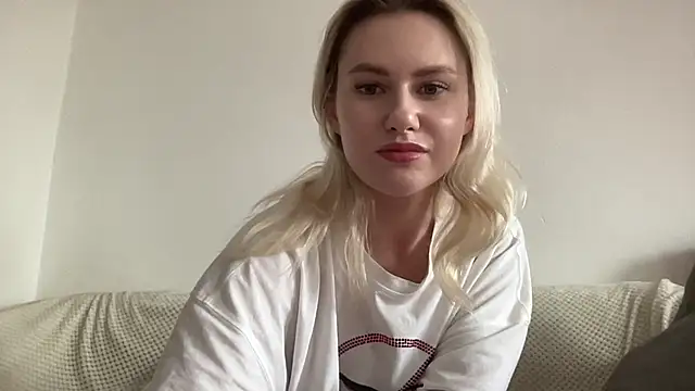 Snapshot of ElaraLuxxxe chatting on October 21, 9:57 am ElaraLuxxxe online show from October 21, 9:57 am