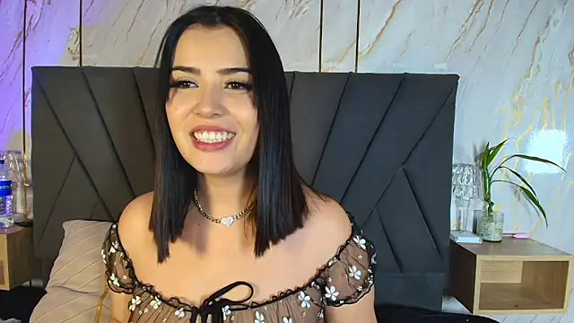 Snapshot of chloe_Laurent1 chatting on September 26, 4:32 am chloe Laurent1 online show from September 26, 4:32 am