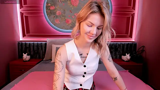 NaomiSol online show from October 8, 7:18 pm