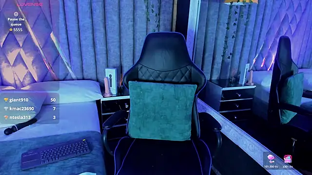 SkylerBloomm online show from April 6, 4:46 am