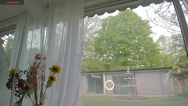 Ella Vee online show from April 22, 5:48 am