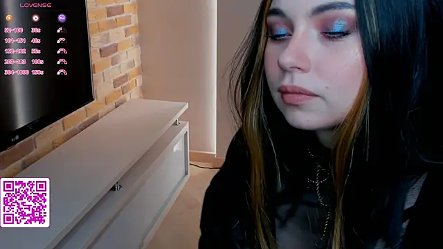 Snapshot of EvaBlimey chatting on September 13, 5:37 am EvaBlimey online show from September 13, 5:37 am