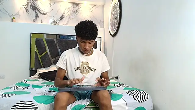 LONDON BOYS1 online show from November 22, 5:54 am