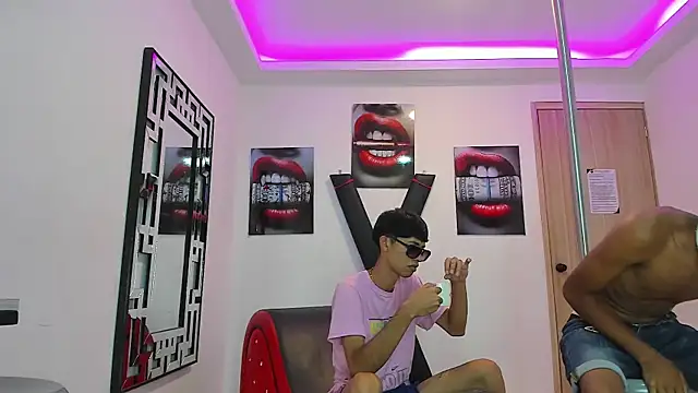 Snapshot of LONDON_BOYS1 chatting on September 12, 7:29 am LONDON BOYS1 online show from September 12, 7:29 am