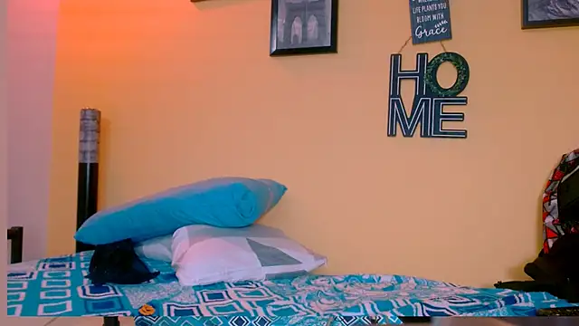 skinnyyuliana18 online show from October 17, 7:50 pm