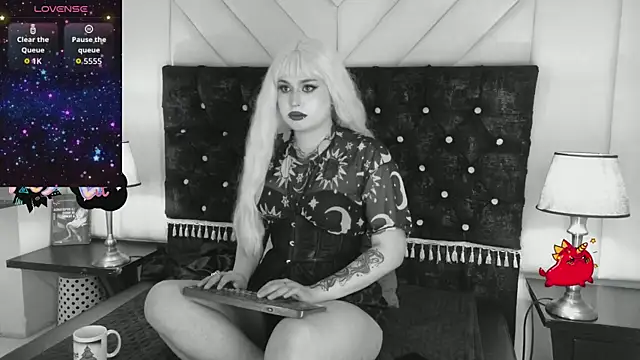 Snapshot of Madamexravenx chatting on September 19, 7:57 pm Madamexravenx online show from September 19, 7:57 pm
