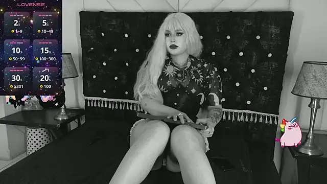 Snapshot of Madamexravenx chatting on September 20, 8:18 pm Madamexravenx online show from September 20, 8:18 pm