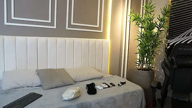 Tayler Kim online show from November 11, 6:27 pm