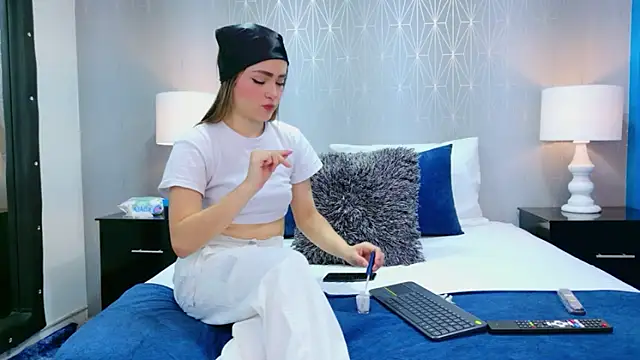 ZoeWilliis online show from February 5, 1:03 pm