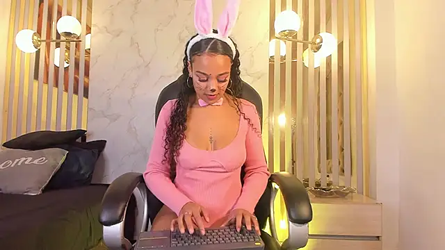 Snapshot of Melaniegh_ chatting on October 17, 11:24 am Melaniegh online show from October 17, 11:24 am