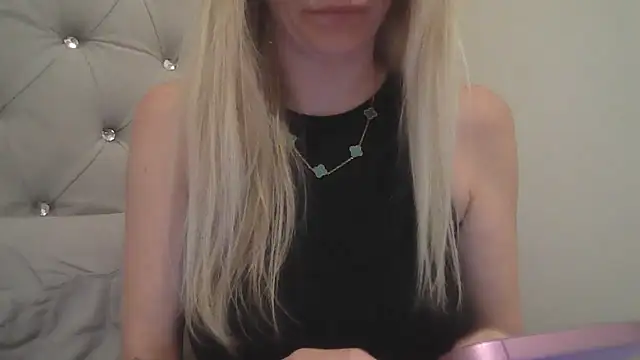 Snapshot of flirty_babe_x chatting on October 18, 10:44 pm flirty babe x online show from October 18, 10:44 pm