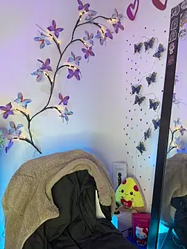 LindaWz  online show from April 21, 8:32 am