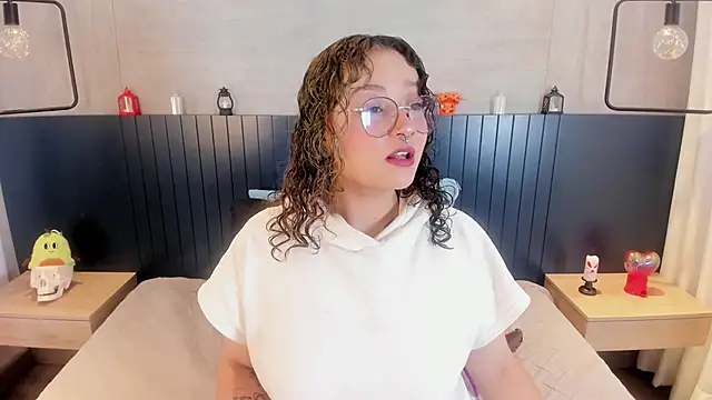 Snapshot of tara_black chatting on October 18, 4:04 am tara black online show from October 18, 4:04 am