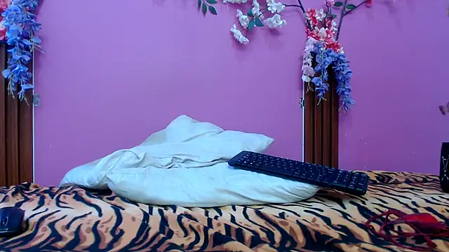 skinnysofia18 online show from February 28, 2:05 pm