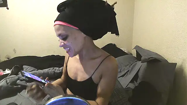 Snapshot of FocxyPhoenixx chatting on October 30, 2:47 am FocxyPhoenixx online show from October 30, 2:47 am