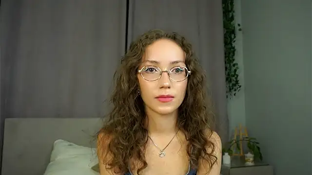 ZeniaBolich online show from September 12, 9:00 pm